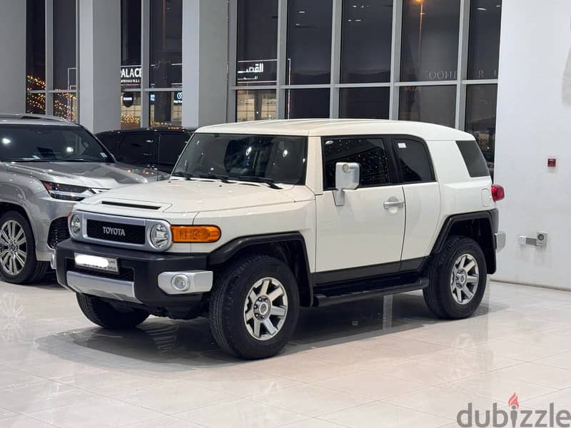 Toyota FJ Cruiser 2022 white 1