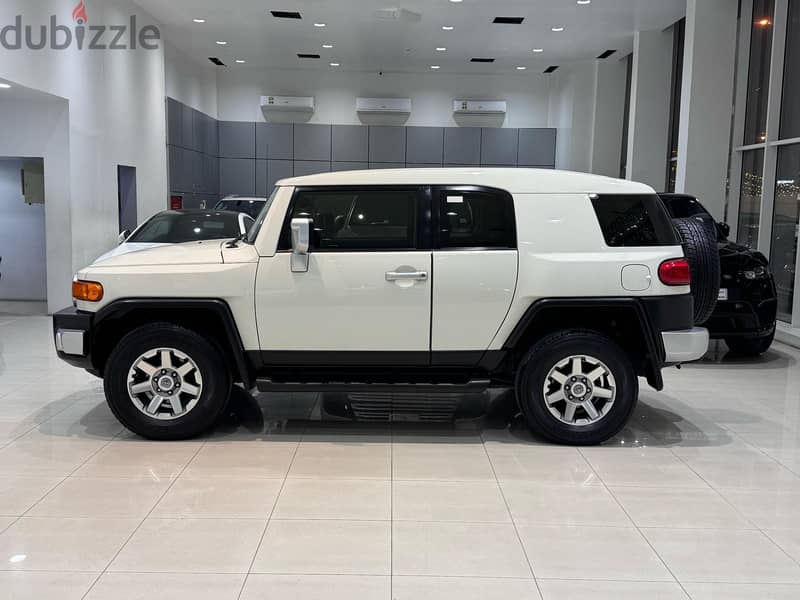 Toyota FJ Cruiser 2022 white 2