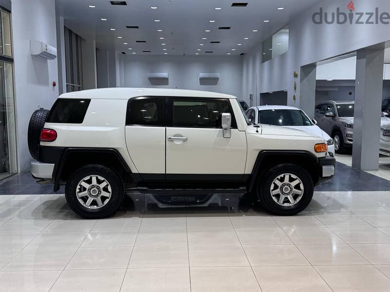 Toyota FJ Cruiser 2022 white 3