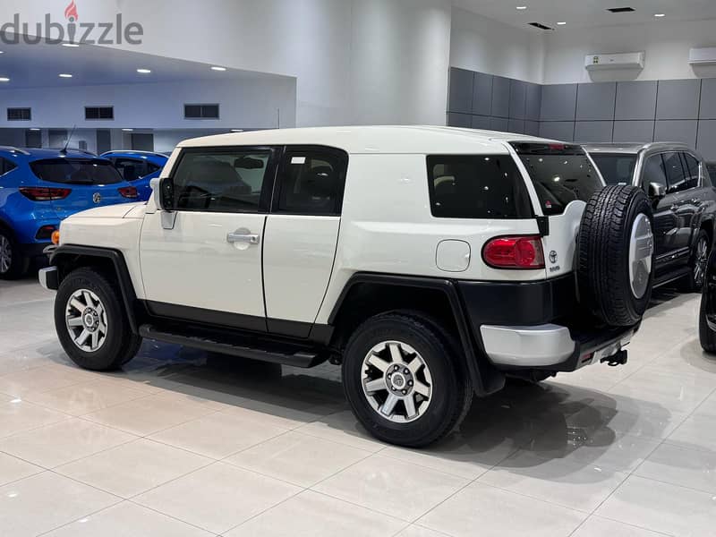 Toyota FJ Cruiser 2022 white 6