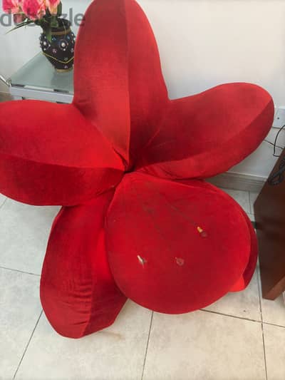 Flower-shaped accent chair