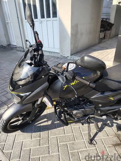 Bajaj pulsar 150 black yellow