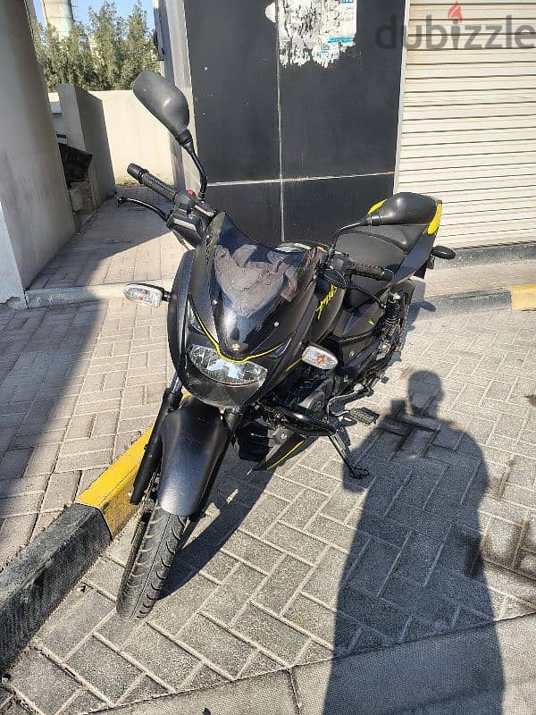 Bajaj pulsar 150 black yellow 1