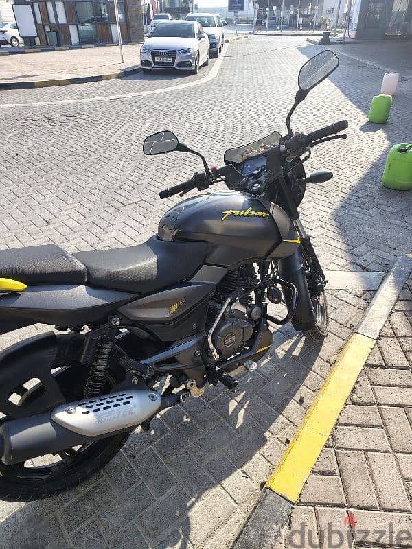 Bajaj pulsar 150 black yellow 2