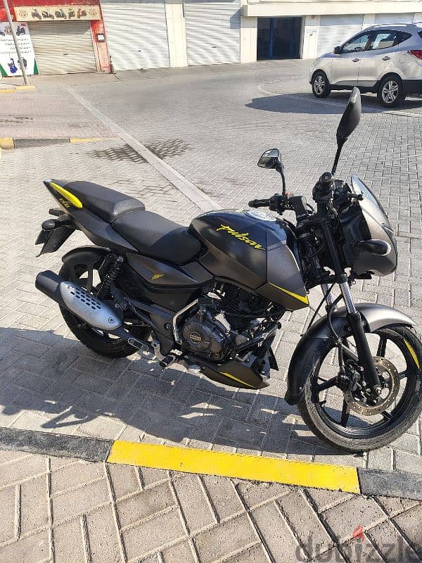 Bajaj pulsar 150 black yellow 3