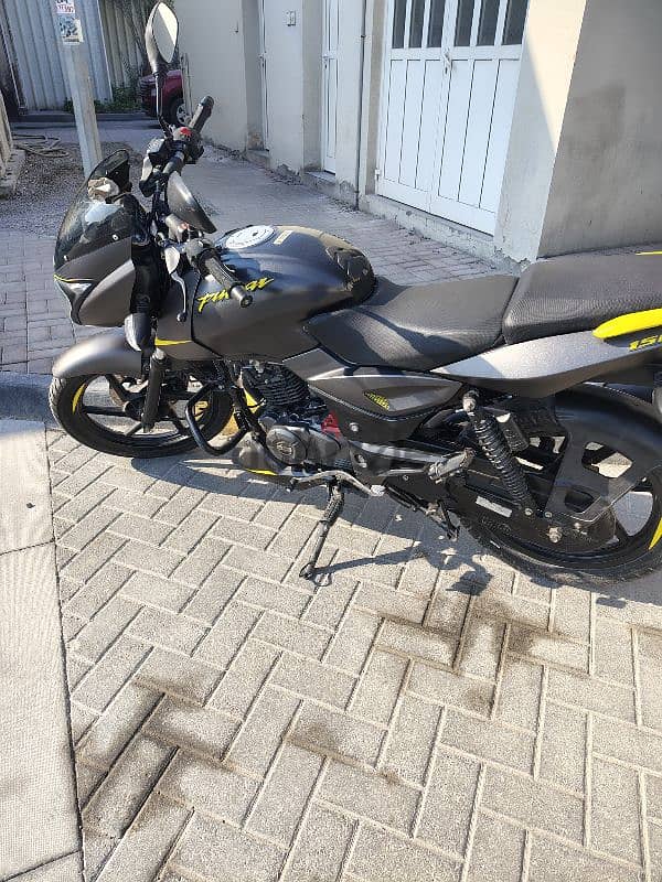 Bajaj pulsar 150 black yellow 4