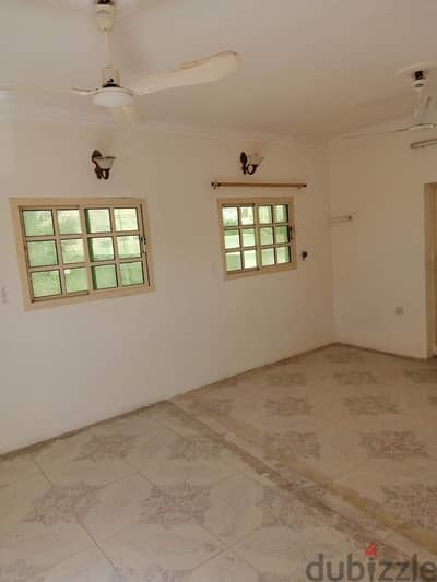 غرفة للايجار في البسيتين Room for rent in Busaiteen