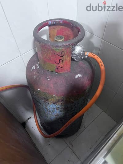 Gas stove and cylinder