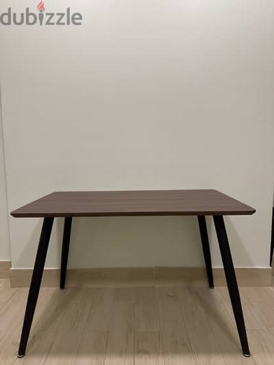 طاولة خشبية أنيقة - elegant wooden table