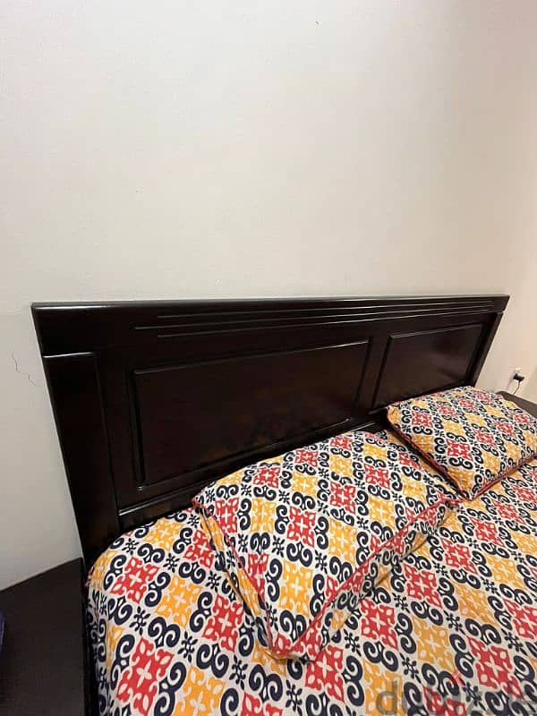 King bedroom set in excellent condition 2