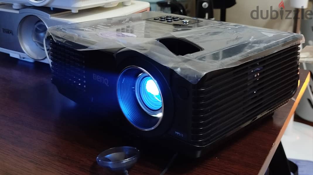 Projector in good condition. 2