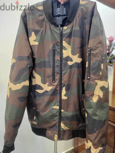 Trendy Pre-Loved Camouflage Jacket – Rugged & Ready to Wear!