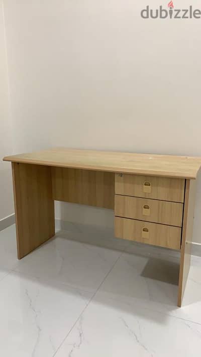 طاولة مكتب - Wooden office table