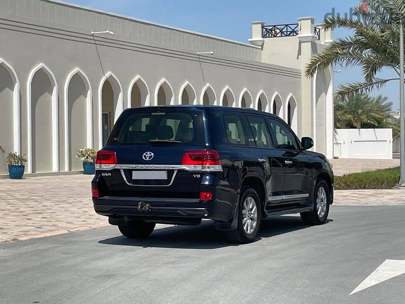 2017 model Landcruiser GXR V8 4