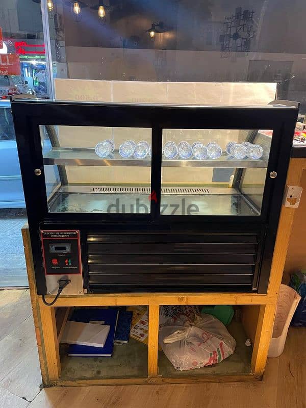 COUNTER WITH DISPLAY CHILLER 2