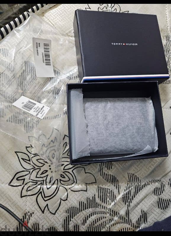 For sale , brand new Tommy hilfiger men cardholder 1