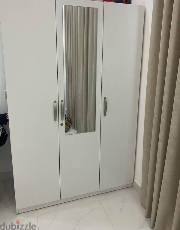 3 door cupboard 0