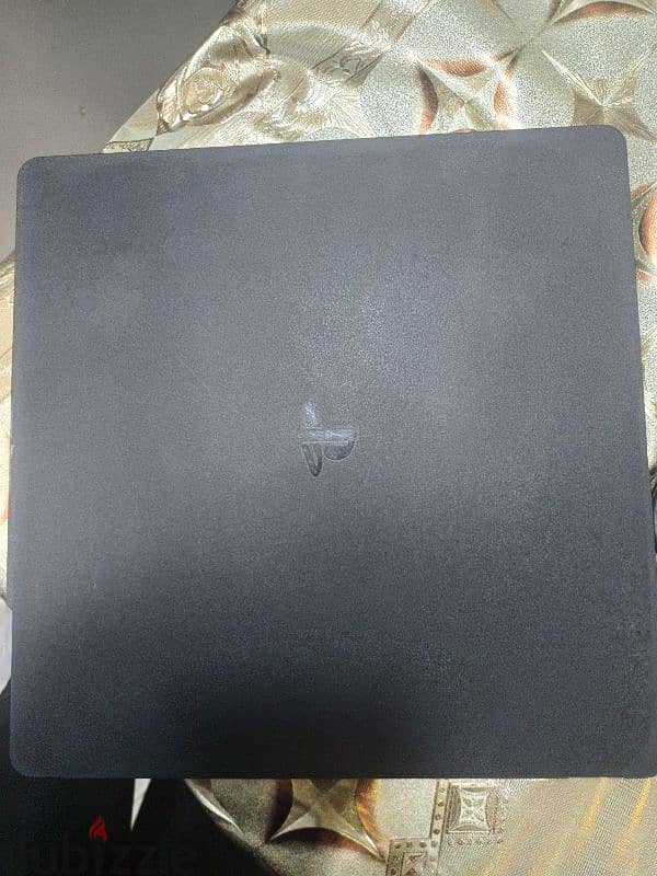 Ps4 slim like new & 8cd games & 2 original controllers with box للبيع 6