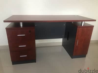 Office Desk Excellent with FREE Chair طاولة مكتب ممتازة مع كرسي مجانا