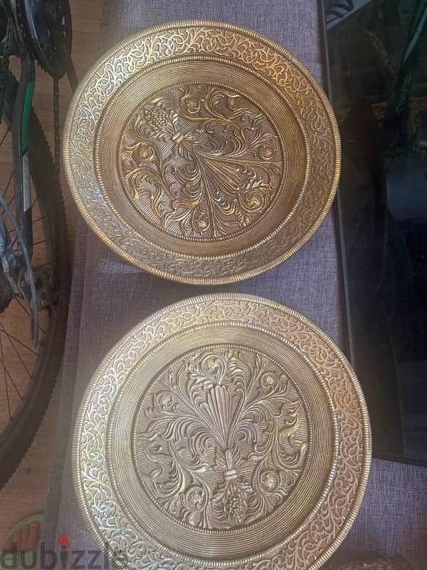 2 golden plate and 1 candle holder 1