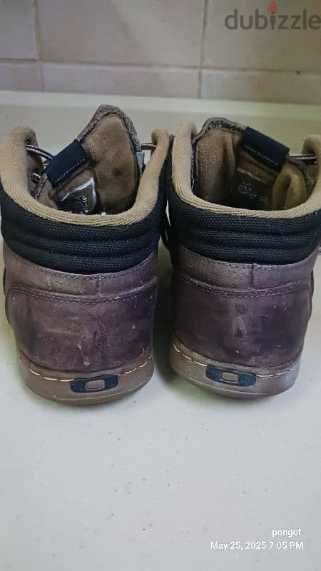 USED OAKLEY AND EXCELSOR SHOES SIZE 43 1