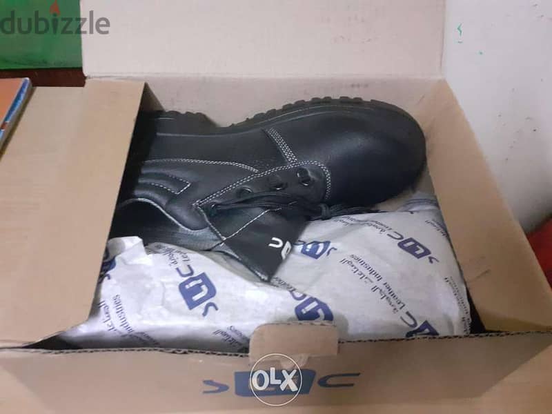 Brand new safety shoes ! 0