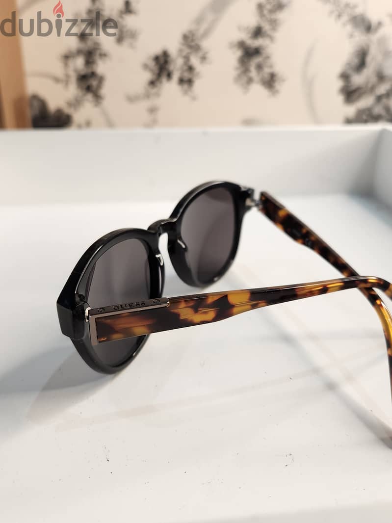 GuessSunglasses Original • Clean • Gently Used 1