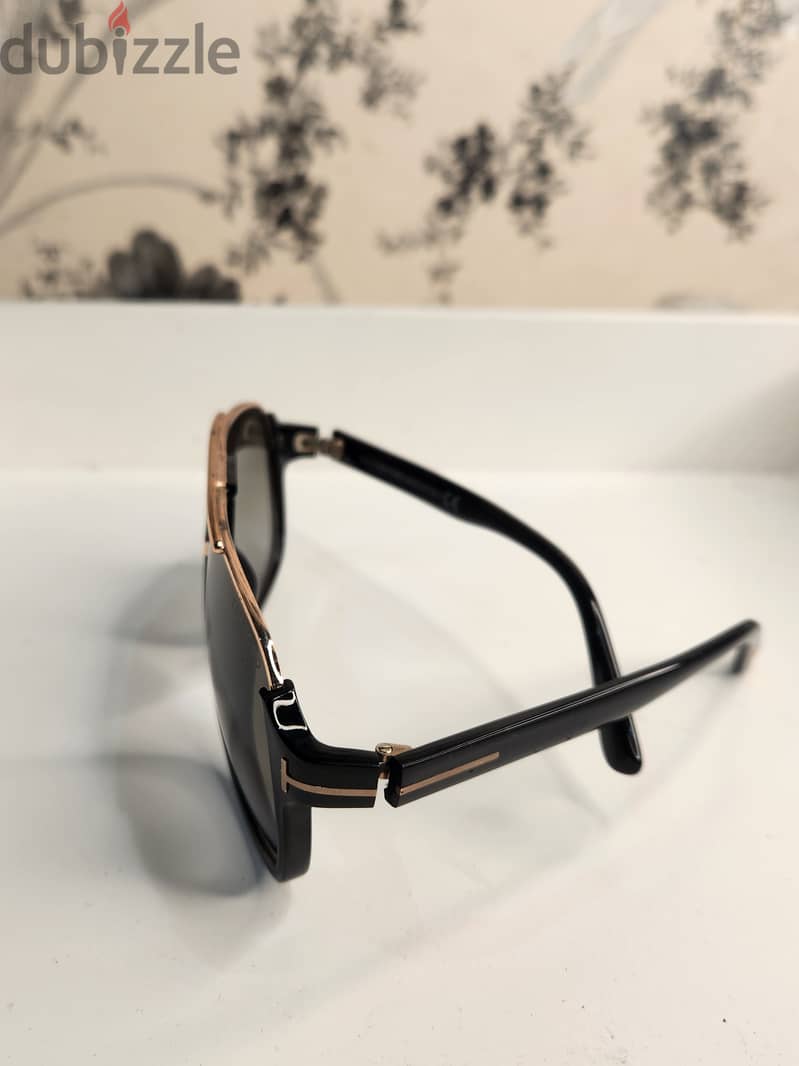 FOR SALE – TOM FORD Sunglasses   للبيع – نظارة شمسية من ماركة T 1