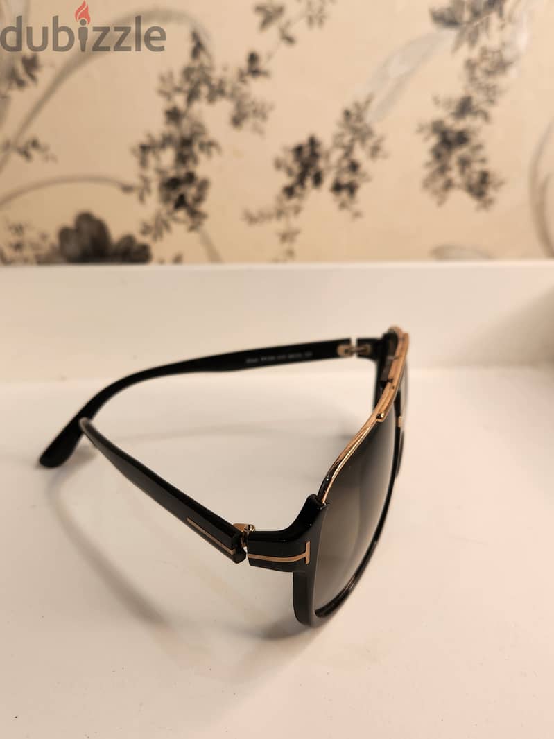 FOR SALE – TOM FORD Sunglasses   للبيع – نظارة شمسية من ماركة T 2