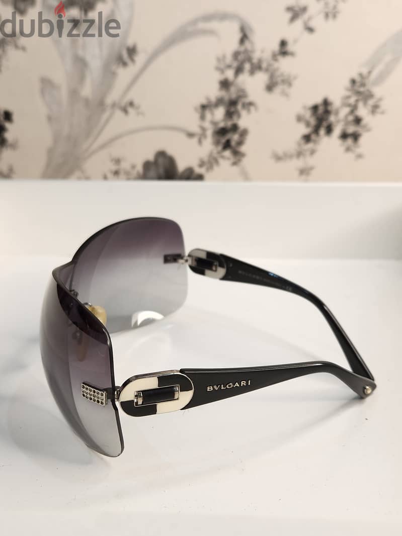 Fendi Sunglasses – Original  Clean and gently used Elegant and authen 1