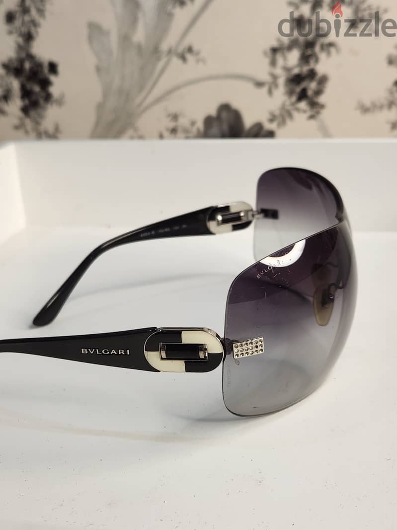 Fendi Sunglasses – Original  Clean and gently used Elegant and authen 2