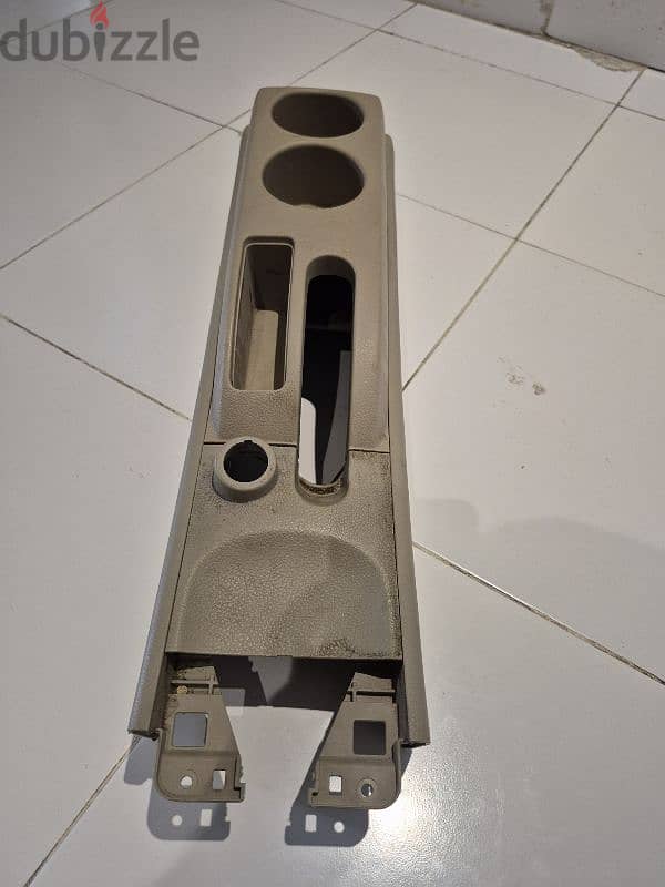 Nissan tiida consule box 1