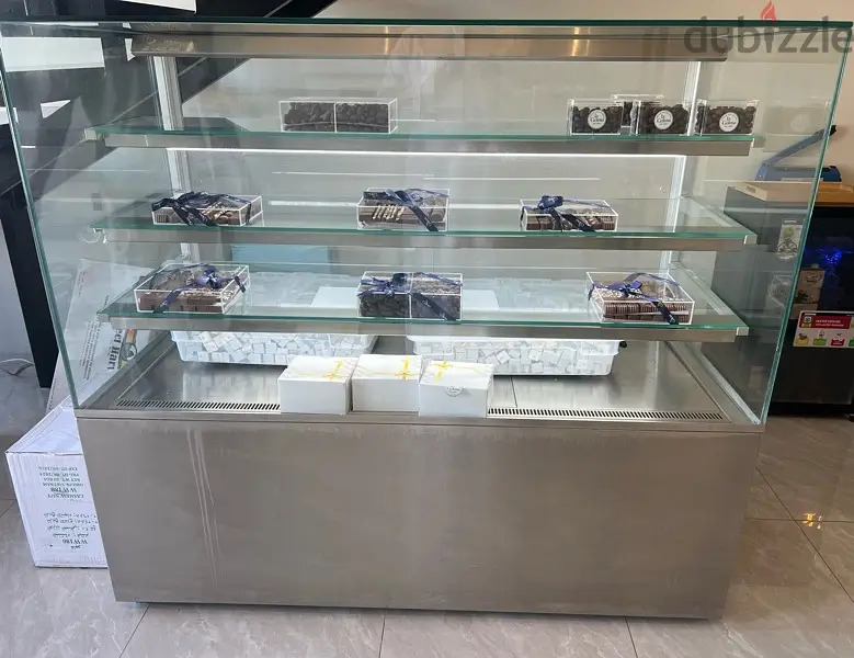 Simple use display refrigerator