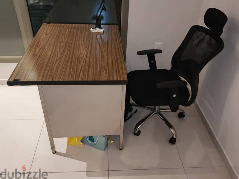 desk table and chairs  and sofa clearance price excellent condition 6