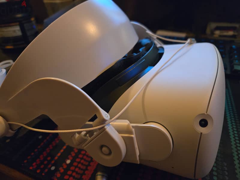 Oculus Quest 2 - Video Game Consoles - 105589431