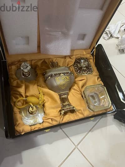 مبخر كرستال راقي للضيافه مع قرشتين عطر وعود