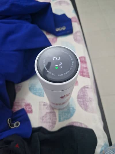 Huawei vacuum flask with temperature display