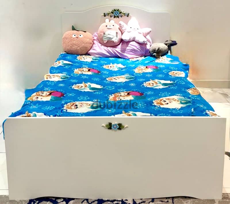 Bed 120/200 , study table, dresser with 3 drawers and mirror 2