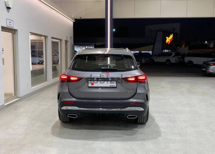 Mercedes-Benz GLA 200 4