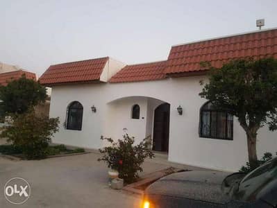 Hamla– Great 3 bedroom semi furnished villa with pool Close to BSB