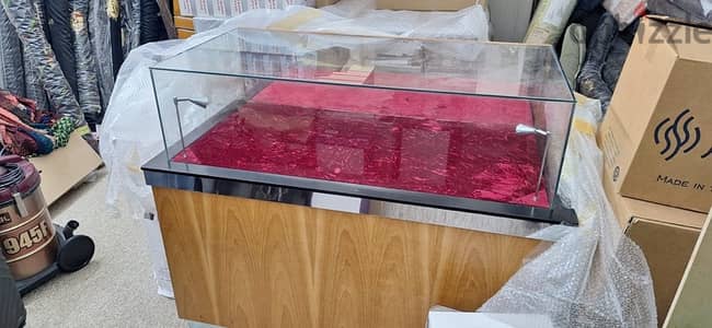 Glass display case (showcase)