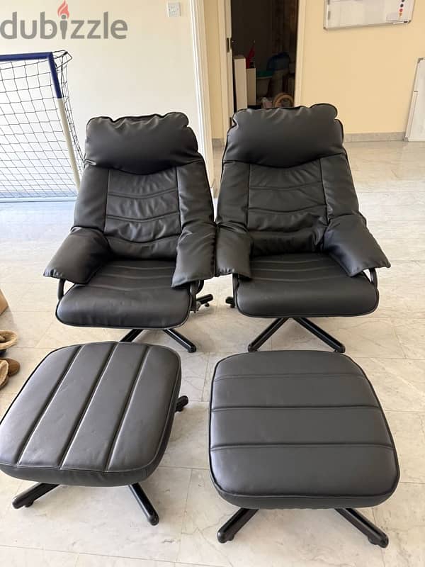 black leather gaming/recliner lounge chairs with matching ottomans 2