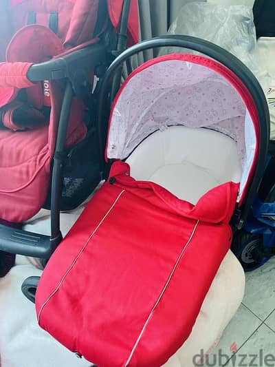 A carrycot/bassinet