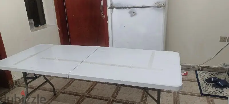 طاوله نظيفه جدا جدا جدا لونها ابيض مترين مقاسها