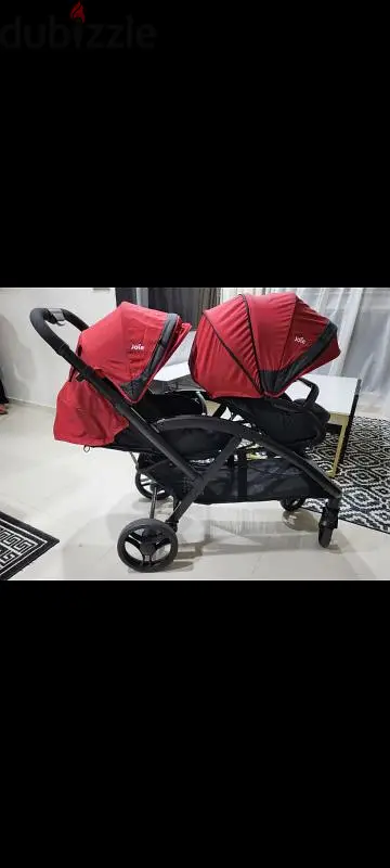 عربة أطفال مزدوجة ماركة جوي بحالة ممتازه استخدام فتره بسيطه