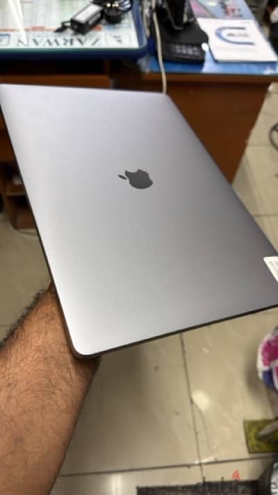 MacBook Pro 2019 16” Dp with Touch Bat Ram 16G SSD 512G 4GB Graphics