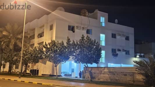 للبيع بناية استثمارية في المحرق زاوية على شارع المطار