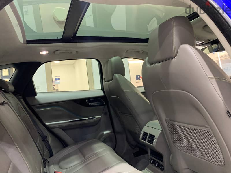 Jaguar F-PACE 10