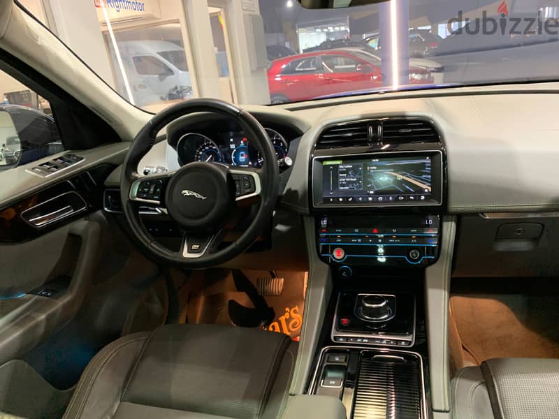 Jaguar F-PACE 14