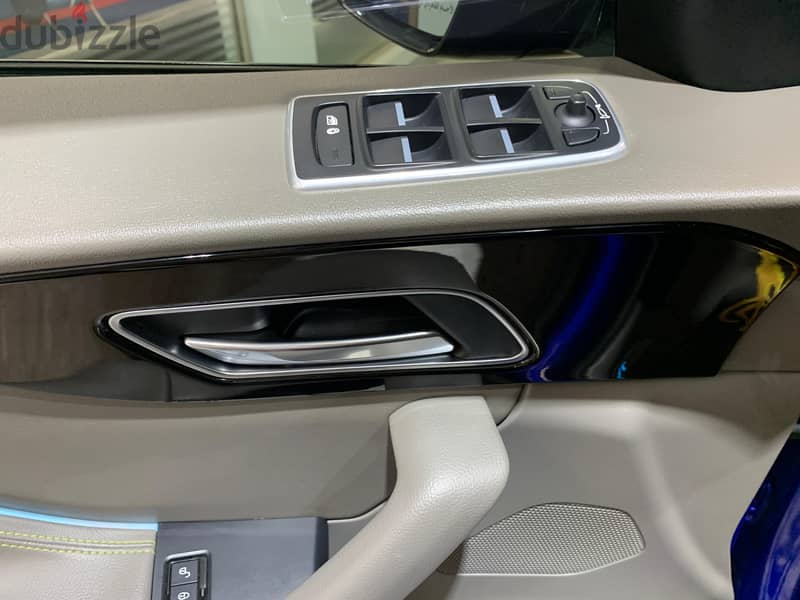 Jaguar F-PACE 16